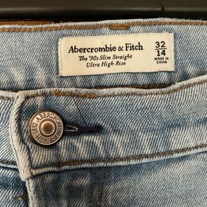 Abercrombie & Fitch- jeans- 90’s slim straight- light wash- Curve Love